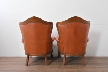 イタリアヴィンテージ　本革　彫刻×鋲打ちデザインのエレガントなサロンチェア2脚セット　(R-086708)