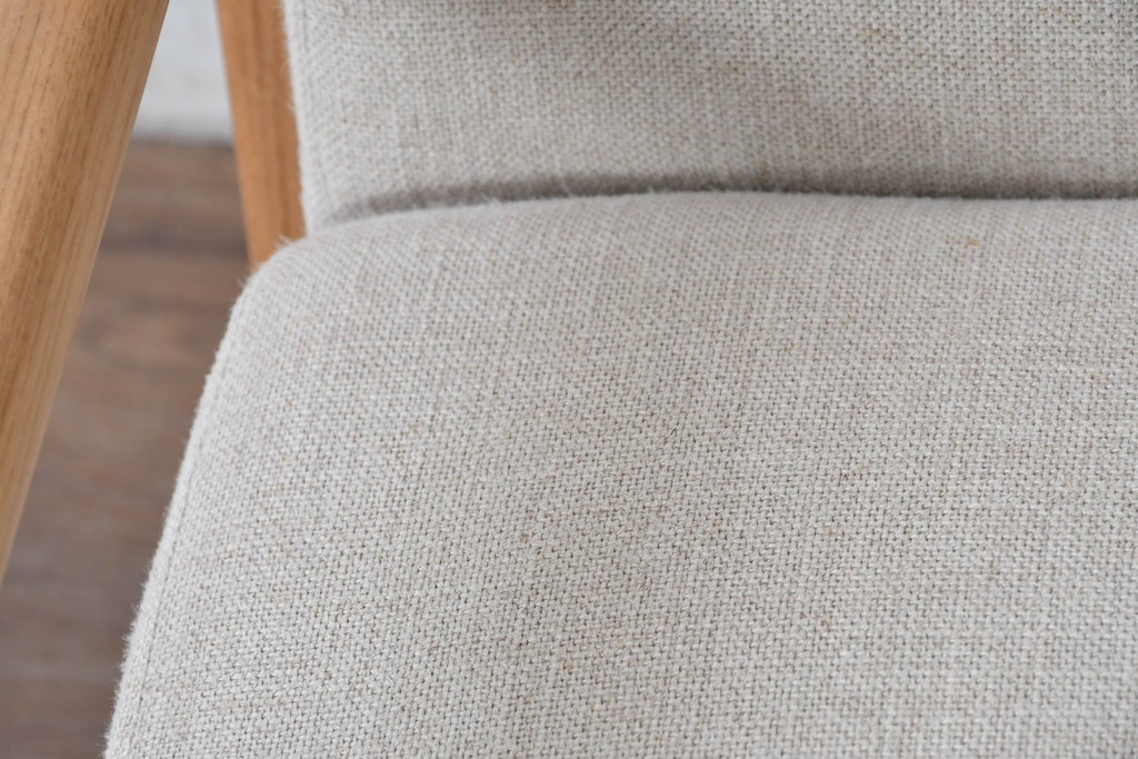 中古　美品　ZARA HOME(ザラホーム)　アッシュウッド材のフレームがおしゃれなリネンアームチェアとオットマンのセット　定価約9万3千円　(R-086709)