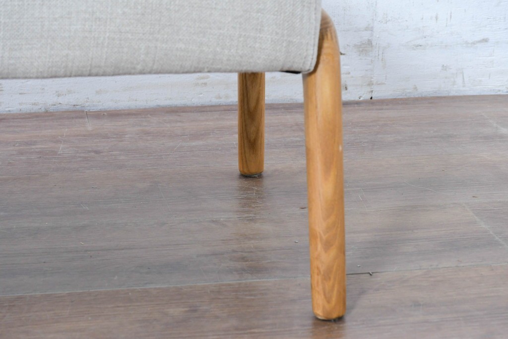 中古　美品　ZARA HOME(ザラホーム)　アッシュウッド材のフレームがおしゃれなリネンアームチェアとオットマンのセット　定価約9万3千円　(R-086709)