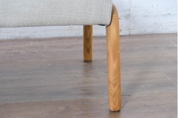 中古　美品　ZARA HOME(ザラホーム)　アッシュウッド材のフレームがおしゃれなリネンアームチェアとオットマンのセット　定価約9万3千円　(R-086709)