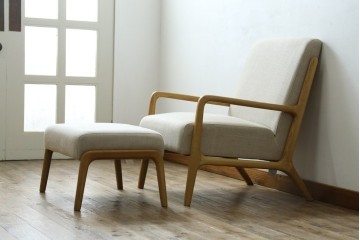 中古　美品　ZARA HOME(ザラホーム)　アッシュウッド材のフレームがおしゃれなリネンアームチェアとオットマンのセット　定価約9万3千円　(R-086709)