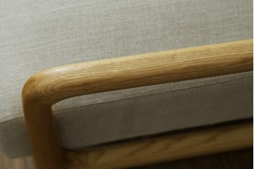 中古　美品　ZARA HOME(ザラホーム)　アッシュウッド材のフレームがおしゃれなリネンアームチェアとオットマンのセット　定価約9万3千円　(R-086709)