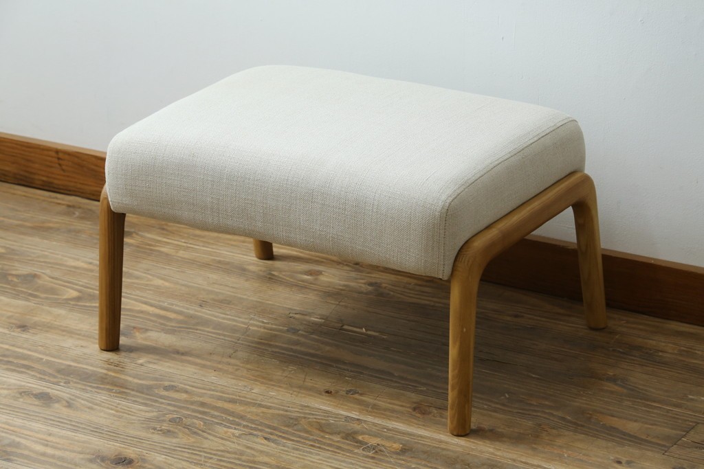 中古　美品　ZARA HOME(ザラホーム)　アッシュウッド材のフレームがおしゃれなリネンアームチェアとオットマンのセット　定価約9万3千円　(R-086709)