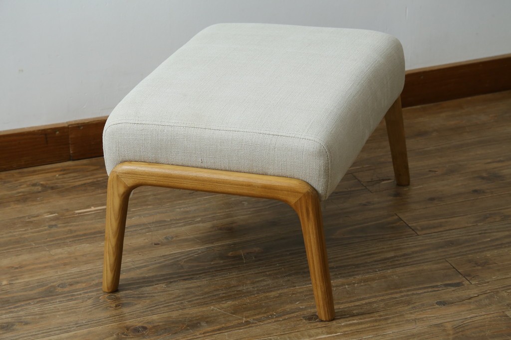 中古　美品　ZARA HOME(ザラホーム)　アッシュウッド材のフレームがおしゃれなリネンアームチェアとオットマンのセット　定価約9万3千円　(R-086709)