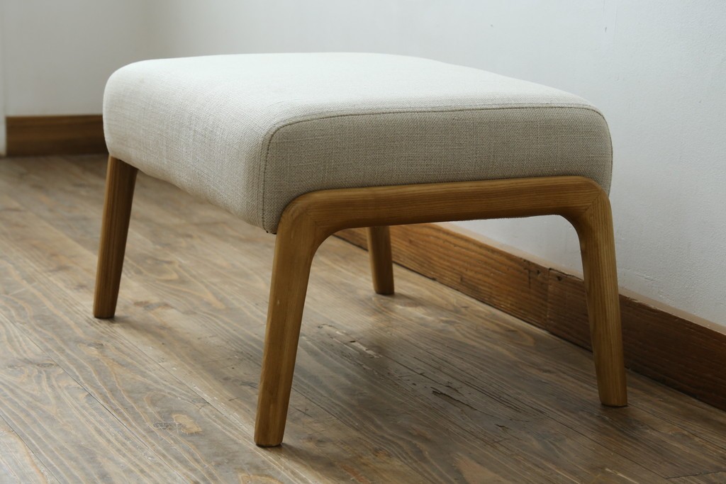 中古　美品　ZARA HOME(ザラホーム)　アッシュウッド材のフレームがおしゃれなリネンアームチェアとオットマンのセット　定価約9万3千円　(R-086709)