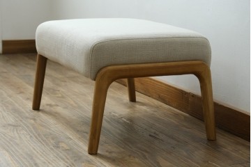 中古　美品　ZARA HOME(ザラホーム)　アッシュウッド材のフレームがおしゃれなリネンアームチェアとオットマンのセット　定価約9万3千円　(R-086709)