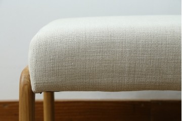 中古　美品　ZARA HOME(ザラホーム)　アッシュウッド材のフレームがおしゃれなリネンアームチェアとオットマンのセット　定価約9万3千円　(R-086709)