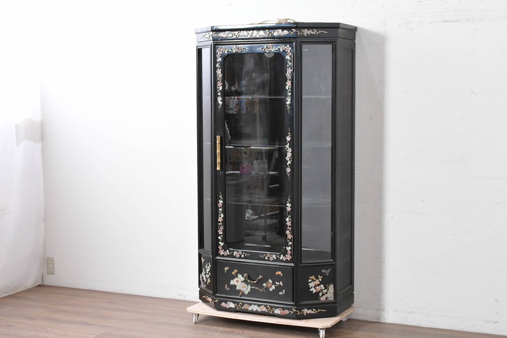 アジアンヴィンテージ　韓国民芸家具　煌びやかな螺鈿細工の照明付きコレクションケース　定価約65万円　(R-086712)