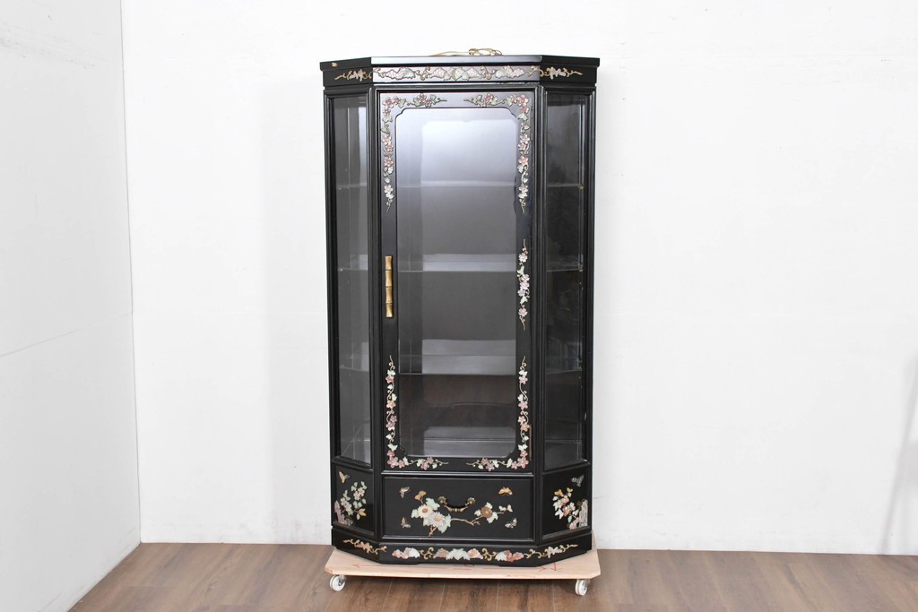 アジアンヴィンテージ　韓国民芸家具　煌びやかな螺鈿細工の照明付きコレクションケース　定価約65万円　(R-086712)