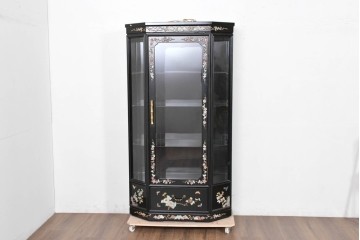 アジアンヴィンテージ　韓国民芸家具　煌びやかな螺鈿細工の照明付きコレクションケース　定価約65万円　(R-086712)
