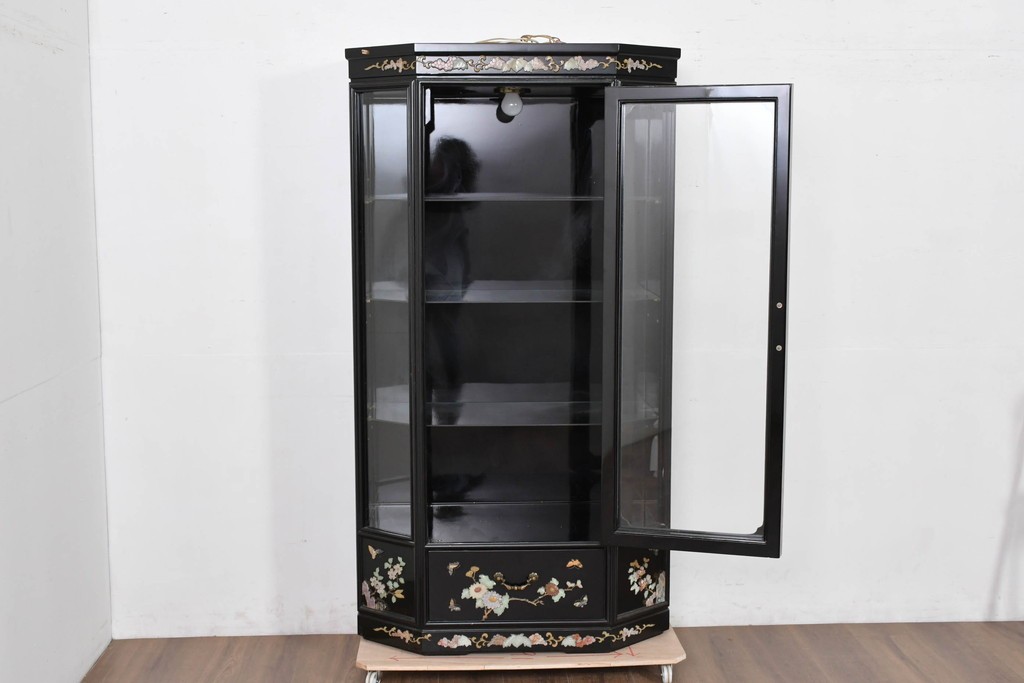 アジアンヴィンテージ　韓国民芸家具　煌びやかな螺鈿細工の照明付きコレクションケース　定価約65万円　(R-086712)