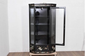 アジアンヴィンテージ　韓国民芸家具　煌びやかな螺鈿細工の照明付きコレクションケース　定価約65万円　(R-086712)