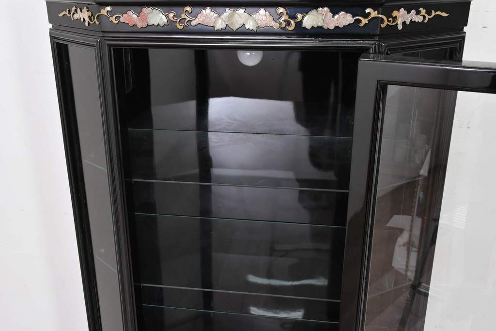 アジアンヴィンテージ　韓国民芸家具　煌びやかな螺鈿細工の照明付きコレクションケース　定価約65万円　(R-086712)