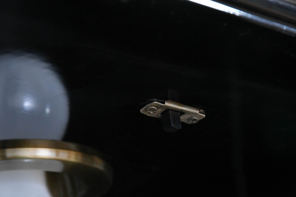 アジアンヴィンテージ　韓国民芸家具　煌びやかな螺鈿細工の照明付きコレクションケース　定価約65万円　(R-086712)