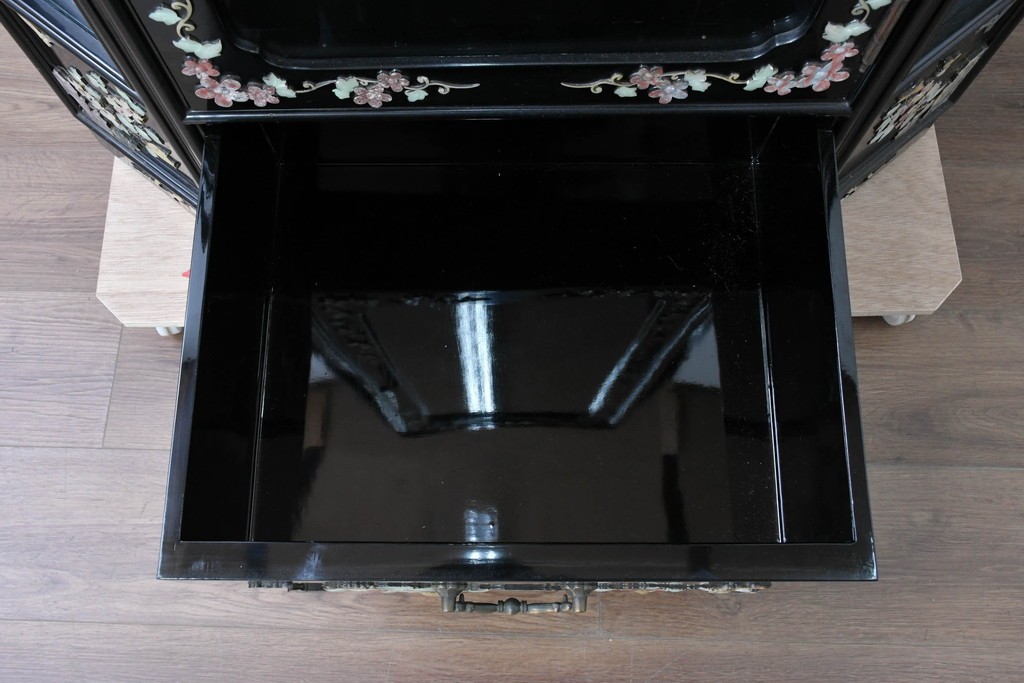 アジアンヴィンテージ　韓国民芸家具　煌びやかな螺鈿細工の照明付きコレクションケース　定価約65万円　(R-086712)