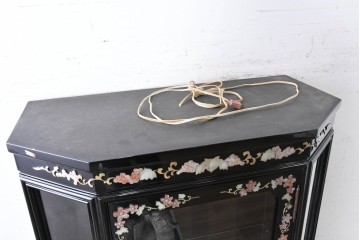 アジアンヴィンテージ　韓国民芸家具　煌びやかな螺鈿細工の照明付きコレクションケース　定価約65万円　(R-086712)