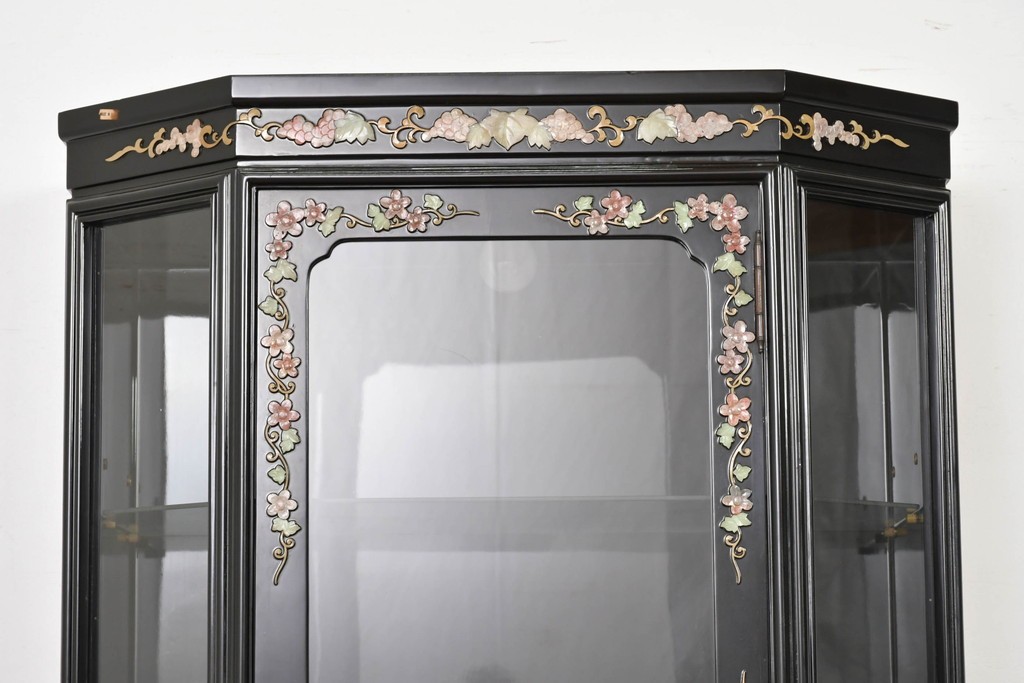 アジアンヴィンテージ　韓国民芸家具　煌びやかな螺鈿細工の照明付きコレクションケース　定価約65万円　(R-086712)