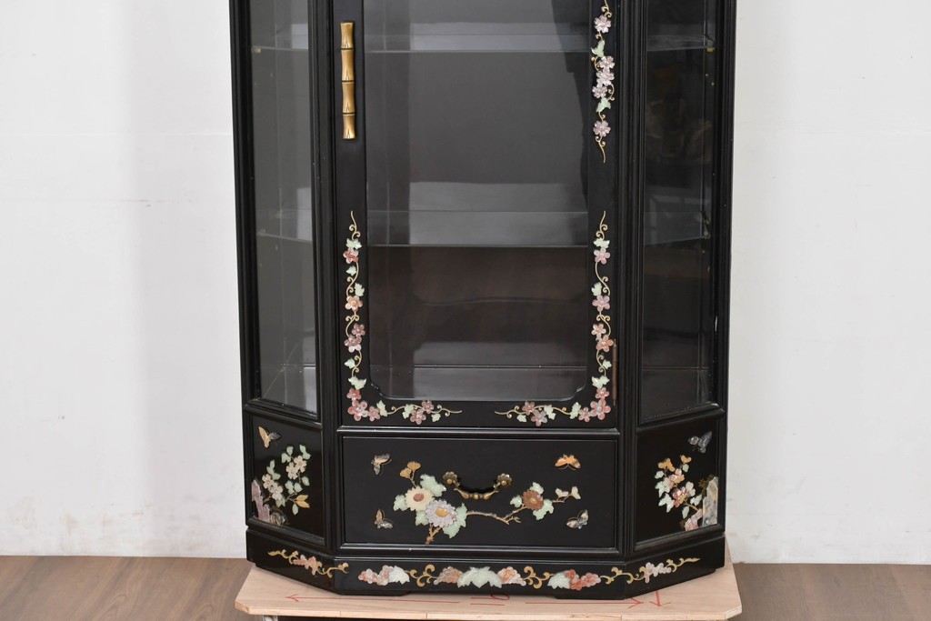 アジアンヴィンテージ　韓国民芸家具　煌びやかな螺鈿細工の照明付きコレクションケース　定価約65万円　(R-086712)