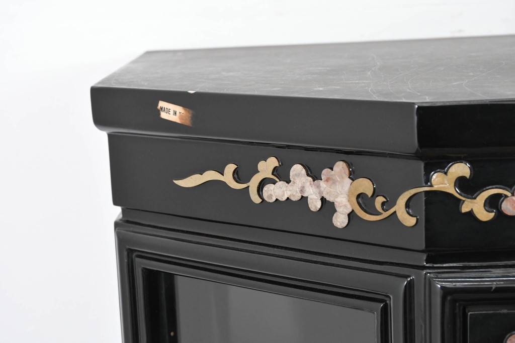 アジアンヴィンテージ　韓国民芸家具　煌びやかな螺鈿細工の照明付きコレクションケース　定価約65万円　(R-086712)