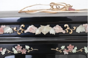 アジアンヴィンテージ　韓国民芸家具　煌びやかな螺鈿細工の照明付きコレクションケース　定価約65万円　(R-086712)