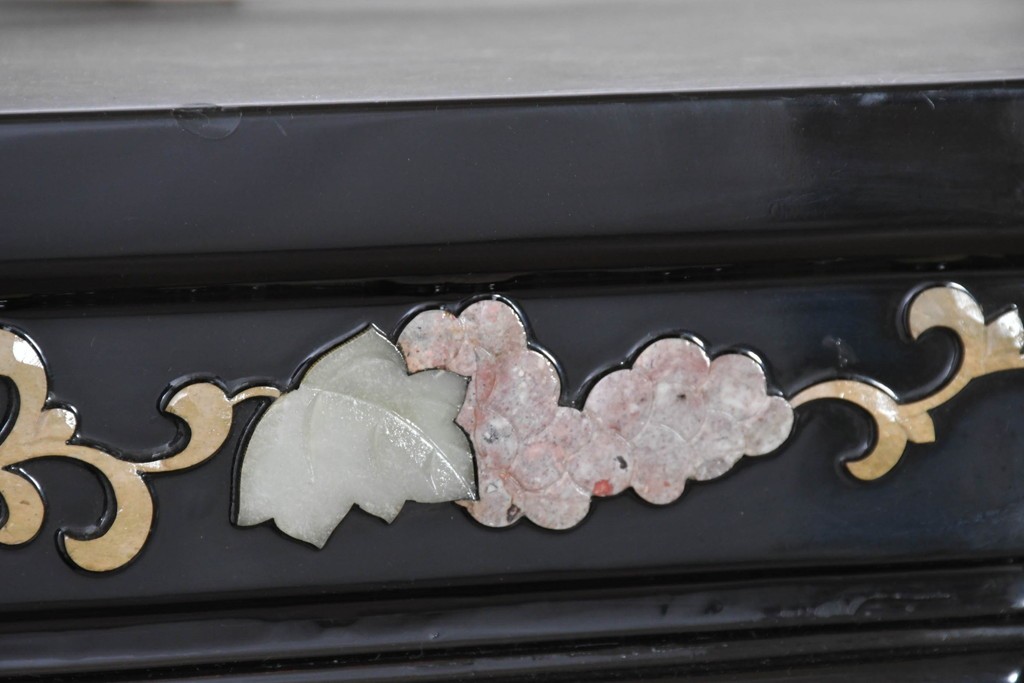 アジアンヴィンテージ　韓国民芸家具　煌びやかな螺鈿細工の照明付きコレクションケース　定価約65万円　(R-086712)