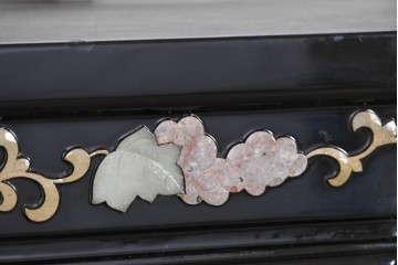 アジアンヴィンテージ　韓国民芸家具　煌びやかな螺鈿細工の照明付きコレクションケース　定価約65万円　(R-086712)