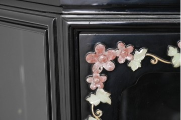 アジアンヴィンテージ　韓国民芸家具　煌びやかな螺鈿細工の照明付きコレクションケース　定価約65万円　(R-086712)