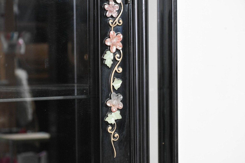 アジアンヴィンテージ　韓国民芸家具　煌びやかな螺鈿細工の照明付きコレクションケース　定価約65万円　(R-086712)