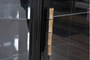 アジアンヴィンテージ　韓国民芸家具　煌びやかな螺鈿細工の照明付きコレクションケース　定価約65万円　(R-086712)