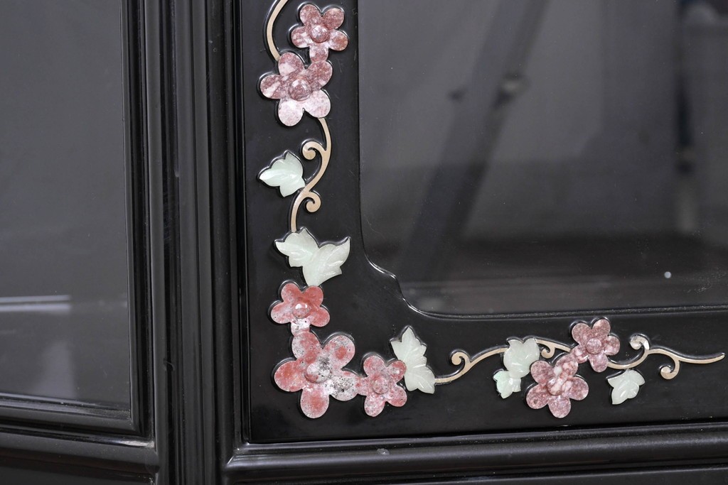 アジアンヴィンテージ　韓国民芸家具　煌びやかな螺鈿細工の照明付きコレクションケース　定価約65万円　(R-086712)