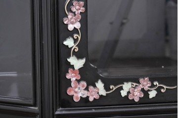 アジアンヴィンテージ　韓国民芸家具　煌びやかな螺鈿細工の照明付きコレクションケース　定価約65万円　(R-086712)