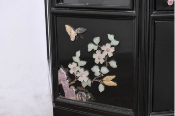 アジアンヴィンテージ　韓国民芸家具　煌びやかな螺鈿細工の照明付きコレクションケース　定価約65万円　(R-086712)