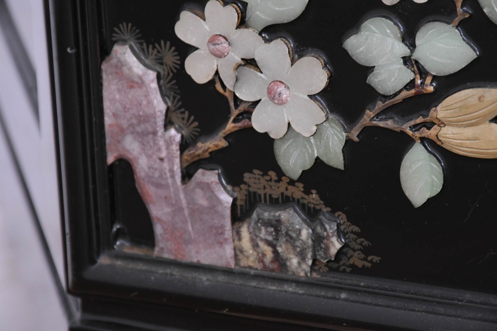 アジアンヴィンテージ　韓国民芸家具　煌びやかな螺鈿細工の照明付きコレクションケース　定価約65万円　(R-086712)