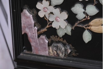 アジアンヴィンテージ　韓国民芸家具　煌びやかな螺鈿細工の照明付きコレクションケース　定価約65万円　(R-086712)