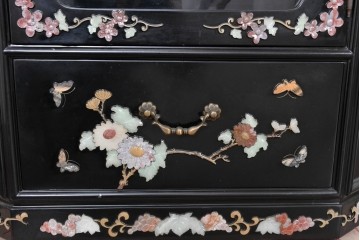 アジアンヴィンテージ　韓国民芸家具　煌びやかな螺鈿細工の照明付きコレクションケース　定価約65万円　(R-086712)