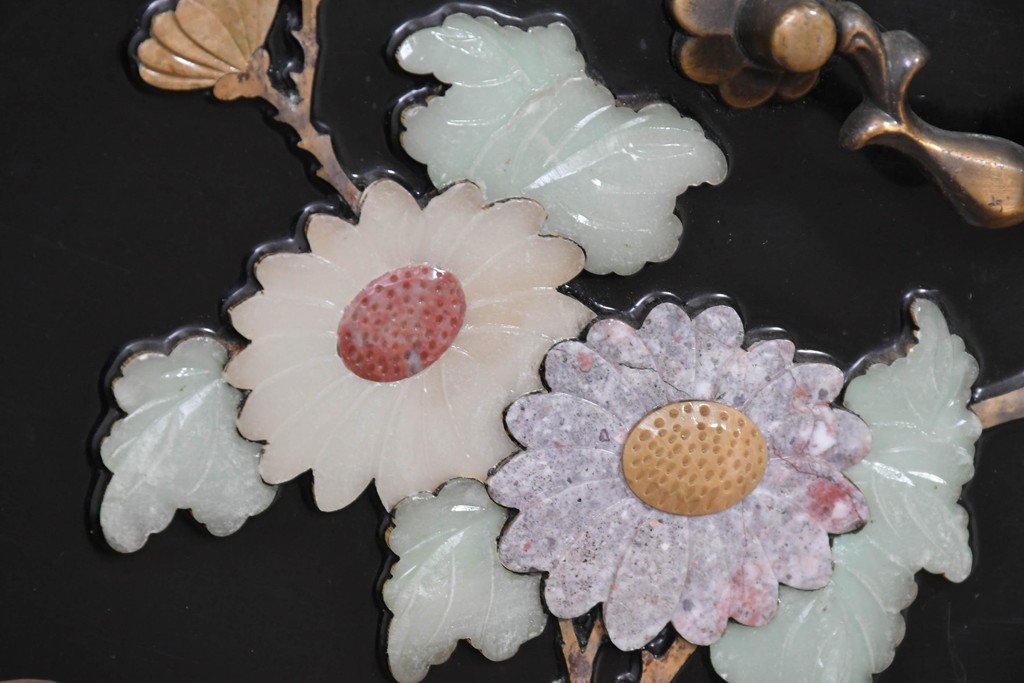 アジアンヴィンテージ　韓国民芸家具　煌びやかな螺鈿細工の照明付きコレクションケース　定価約65万円　(R-086712)