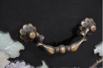 アジアンヴィンテージ　韓国民芸家具　煌びやかな螺鈿細工の照明付きコレクションケース　定価約65万円　(R-086712)