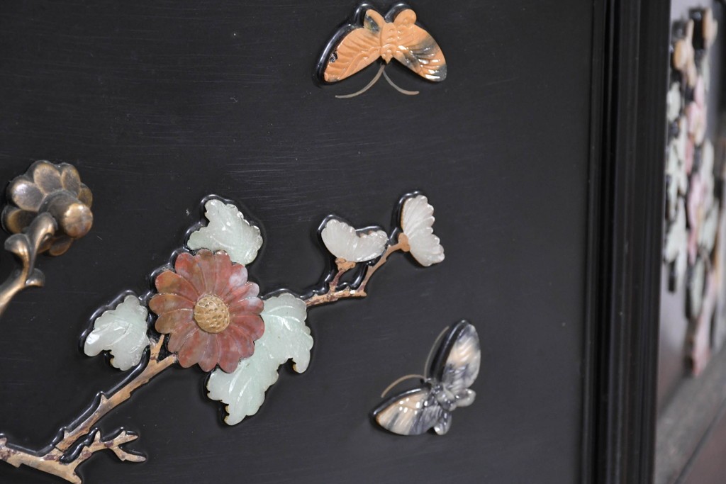 アジアンヴィンテージ　韓国民芸家具　煌びやかな螺鈿細工の照明付きコレクションケース　定価約65万円　(R-086712)