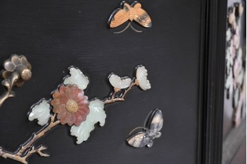 アジアンヴィンテージ　韓国民芸家具　煌びやかな螺鈿細工の照明付きコレクションケース　定価約65万円　(R-086712)