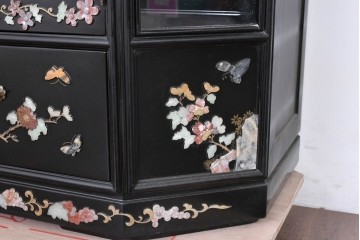 アジアンヴィンテージ　韓国民芸家具　煌びやかな螺鈿細工の照明付きコレクションケース　定価約65万円　(R-086712)