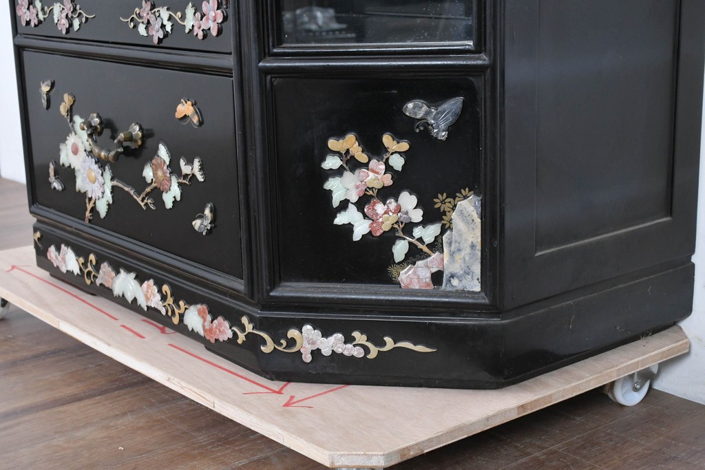 アジアンヴィンテージ　韓国民芸家具　煌びやかな螺鈿細工の照明付きコレクションケース　定価約65万円　(R-086712)