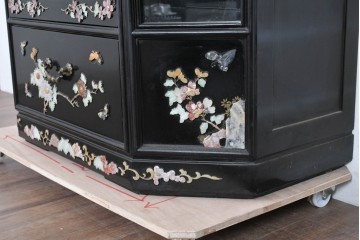 アジアンヴィンテージ　韓国民芸家具　煌びやかな螺鈿細工の照明付きコレクションケース　定価約65万円　(R-086712)