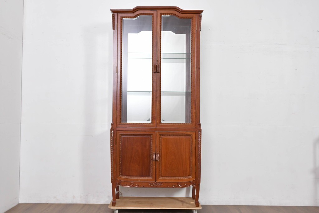 中古　花梨(カリン)無垢材　オリエンタルデザインの彫刻入りキュリオケース　(R-086713)