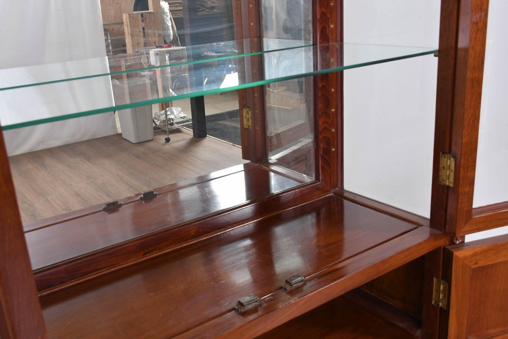 中古　花梨(カリン)無垢材　オリエンタルデザインの彫刻入りキュリオケース　(R-086713)