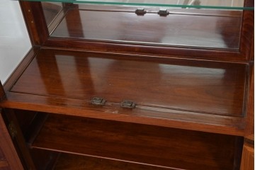 中古　花梨(カリン)無垢材　オリエンタルデザインの彫刻入りキュリオケース　(R-086713)