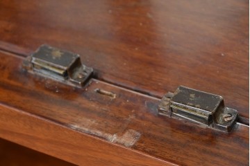 中古　花梨(カリン)無垢材　オリエンタルデザインの彫刻入りキュリオケース　(R-086713)