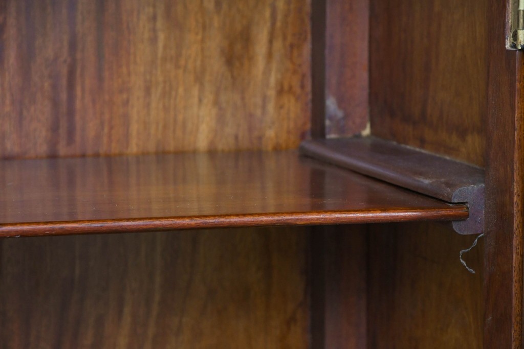 中古　花梨(カリン)無垢材　オリエンタルデザインの彫刻入りキュリオケース　(R-086713)