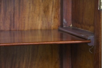 中古　花梨(カリン)無垢材　オリエンタルデザインの彫刻入りキュリオケース　(R-086713)