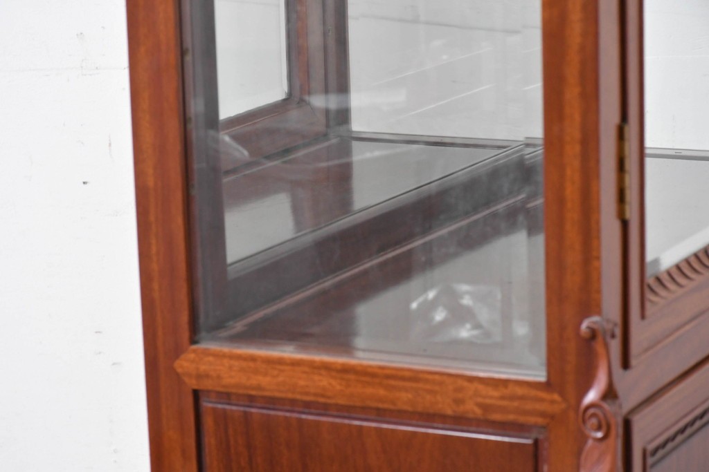 中古　花梨(カリン)無垢材　オリエンタルデザインの彫刻入りキュリオケース　(R-086713)