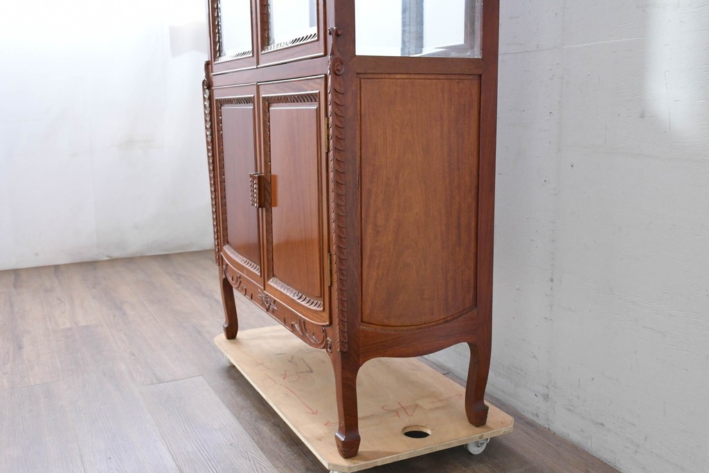 中古　花梨(カリン)無垢材　オリエンタルデザインの彫刻入りキュリオケース　(R-086713)